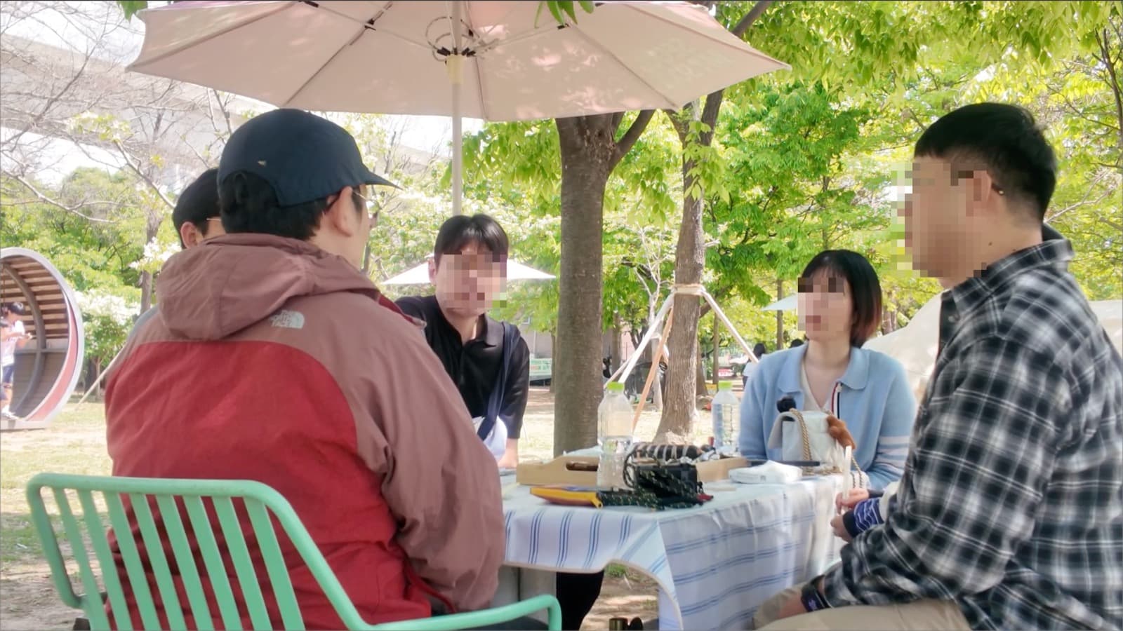 한강공원에 모여 함께 시간을 보내는 디놈들